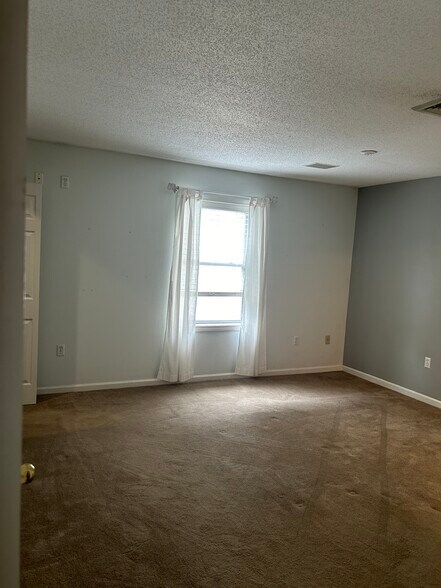 Building Photo - 49 Woodland St
