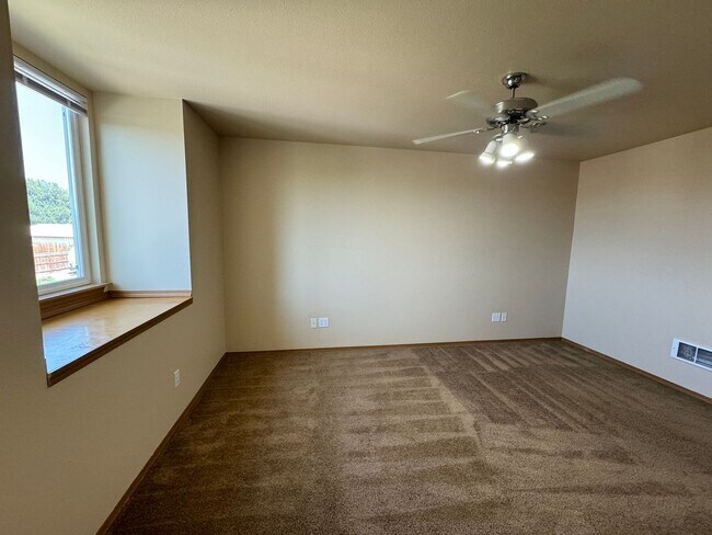 Building Photo - BONUS RENT SPECIAL! Backyard Oasis: 3 Bedroom 2 Bath House Available!