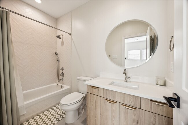 Building Photo - 1127 W 16th St