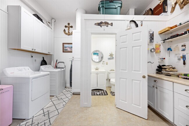 Building Photo - 1114 Tiki Dr