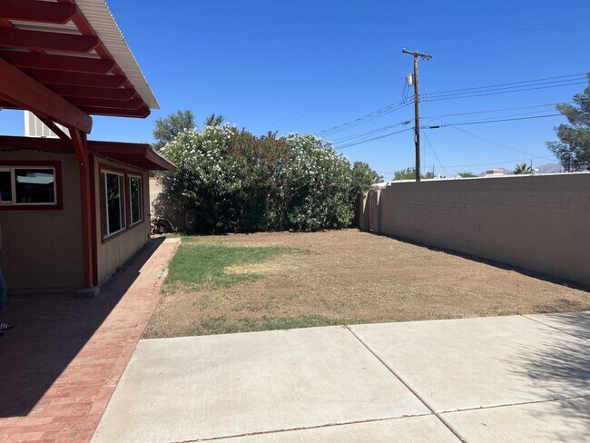 Building Photo - 6945 E Kirkland Dr