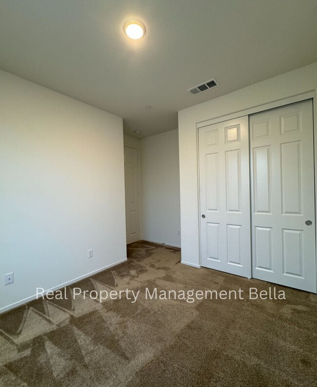 Building Photo - Beautiful Corner-Lot Home with Open Floor ...