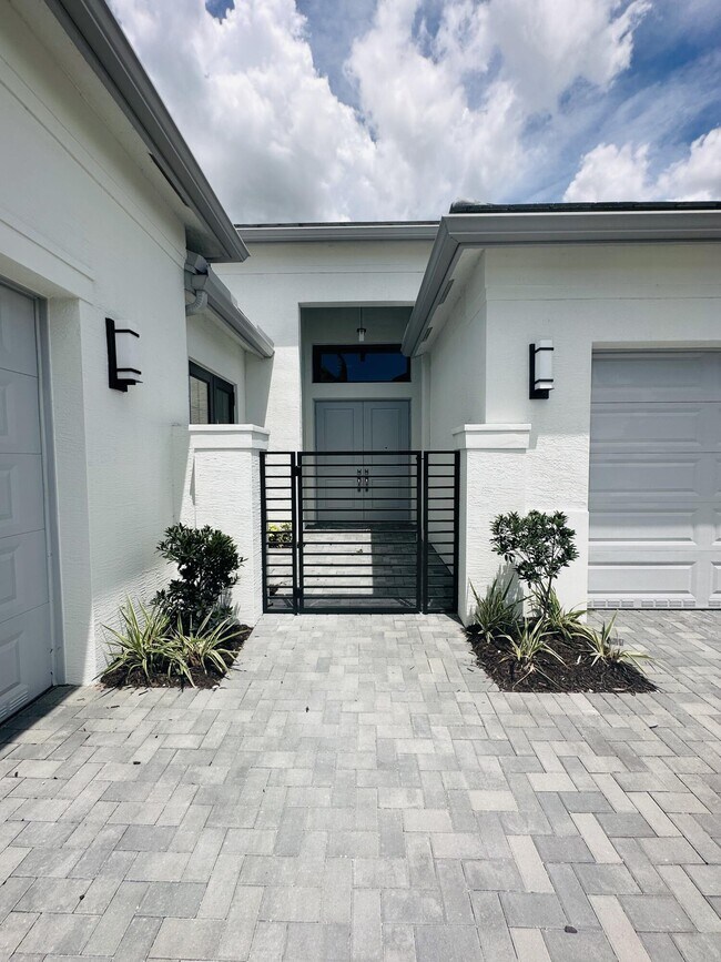 Building Photo - 12465 SW Crystal Cv Dr