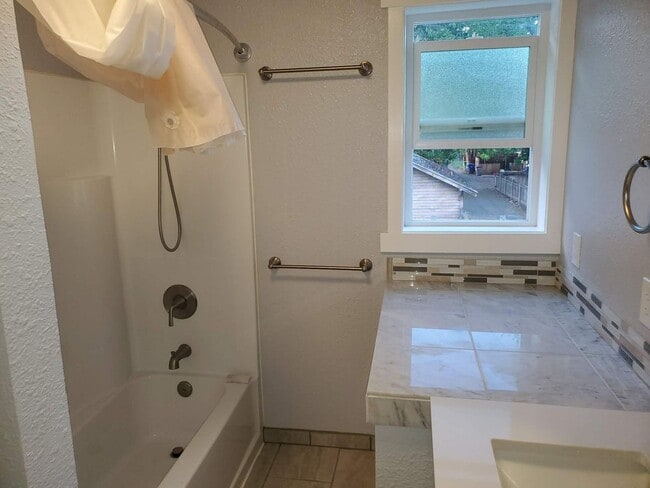 Building Photo - Charming 1-Bedroom Home in the Heart of Downtown Lewiston