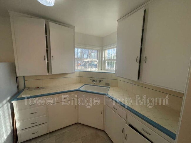 Building Photo - 2871 32nd Ave