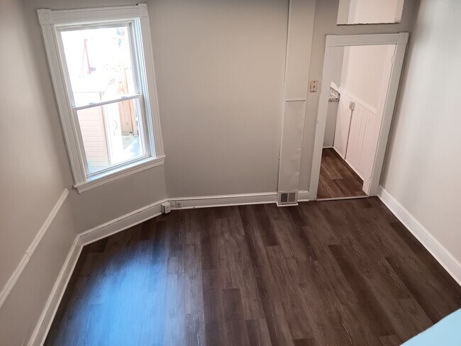 Building Photo - Charming 3BR Townhouse in Cabbage Hill - Section 8 Approved!