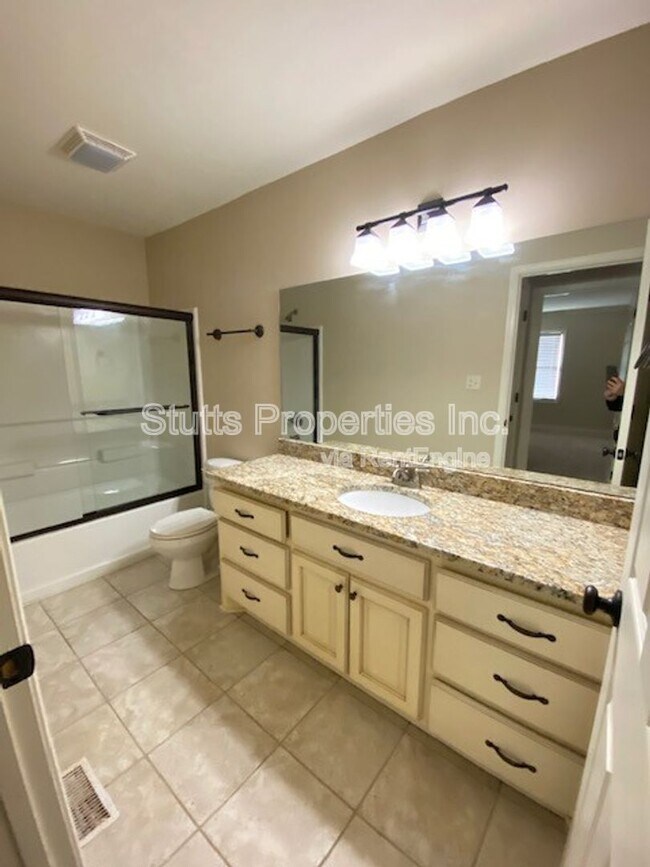 Building Photo - 206 Hillsboro Cir