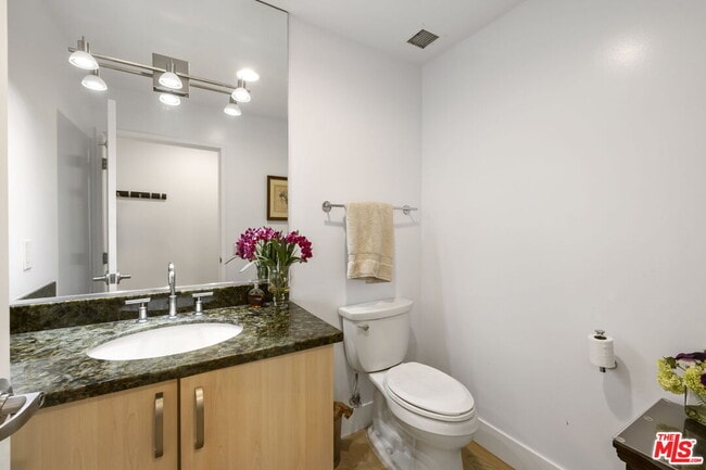 Building Photo - 13650 Marina Pointe Dr