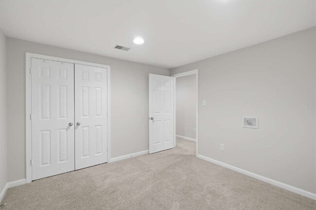 Building Photo - Elegant End-Unit Townhome with Exceptional Community Amenities
