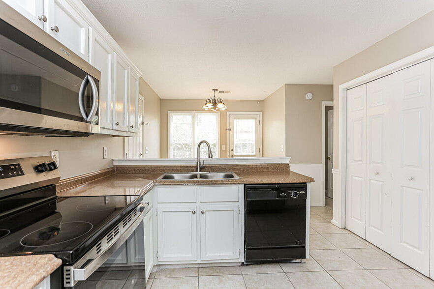 Building Photo - 460 Heathgate Dr SW