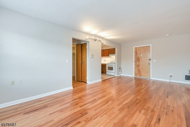 Building Photo - 565 Grove St