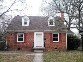 Building Photo - 3 BR / 1.5 BA Cute Cape Cod with a garage for Rent in Lakeside!