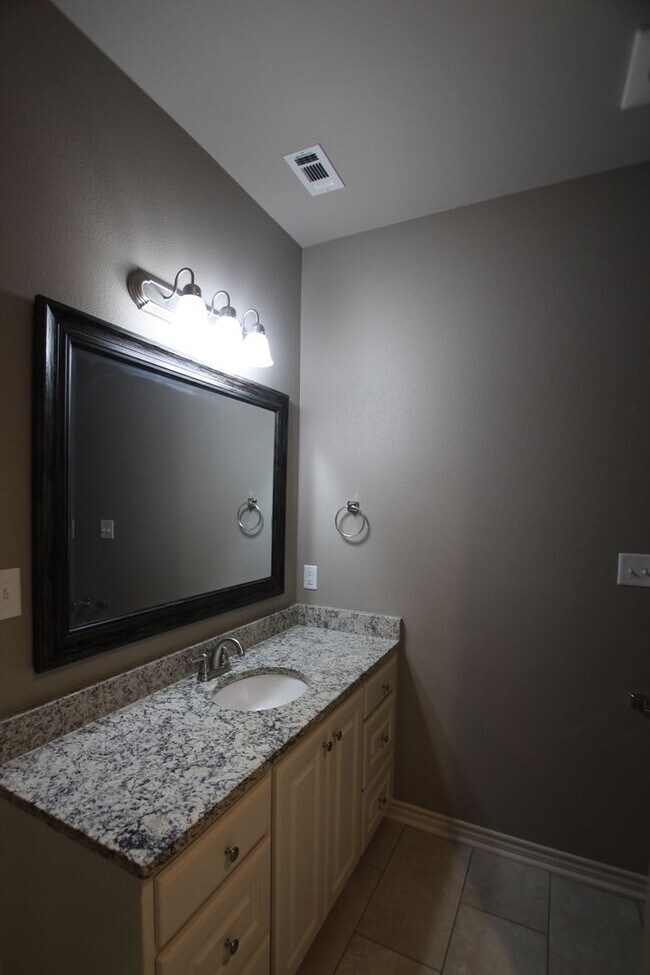 Building Photo - Beautiful 3 Bedroom 2 Bath Home in Guinn E...