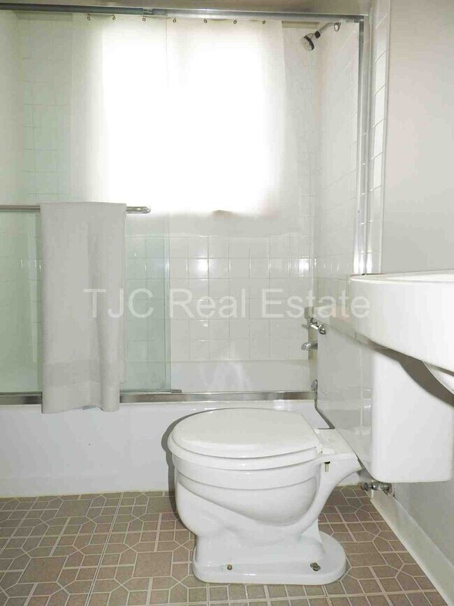 Building Photo - DU Home for Rent!  Upper Unit Available.