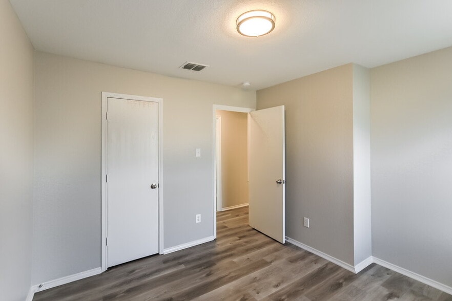 Building Photo - 6945 Meadow Way Ln