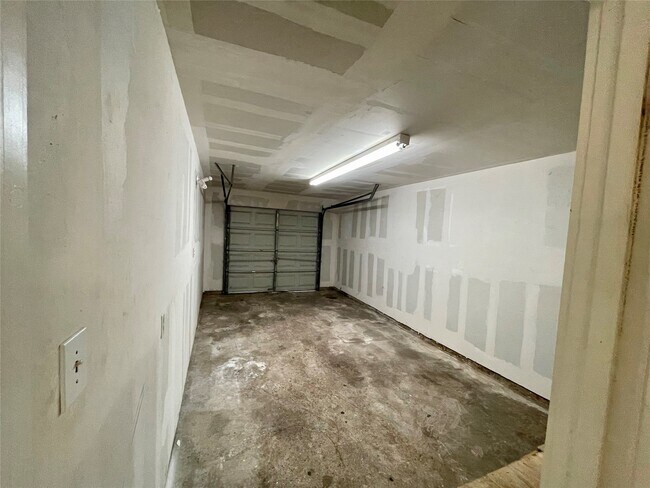 Building Photo - 617 Fostoria Ln