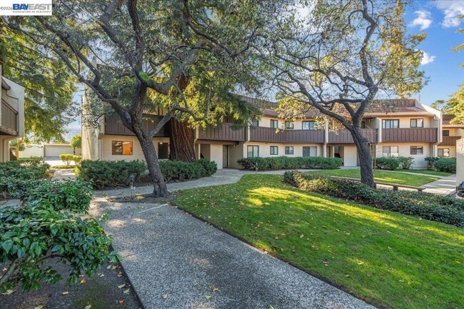 Building Photo - 999 W Evelyn Ave