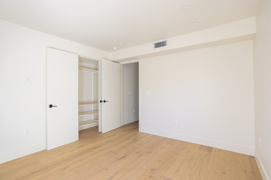 Building Photo - 456 N Poinsettia Pl