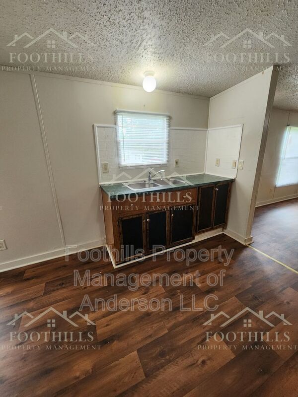 Building Photo - 104 Hickory Forest Dr