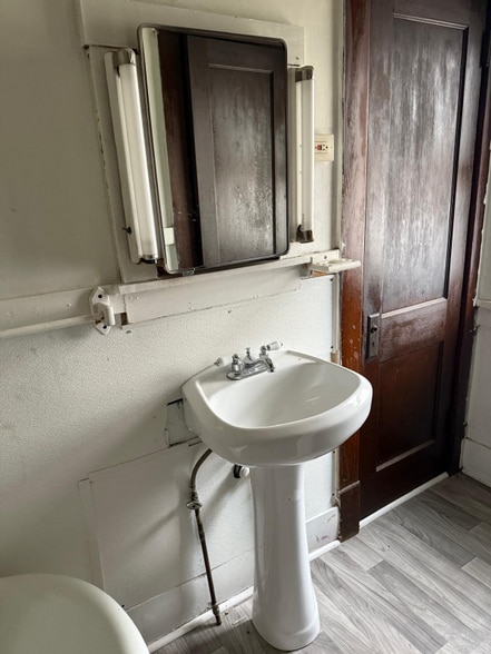 Building Photo - 447 E Silver St