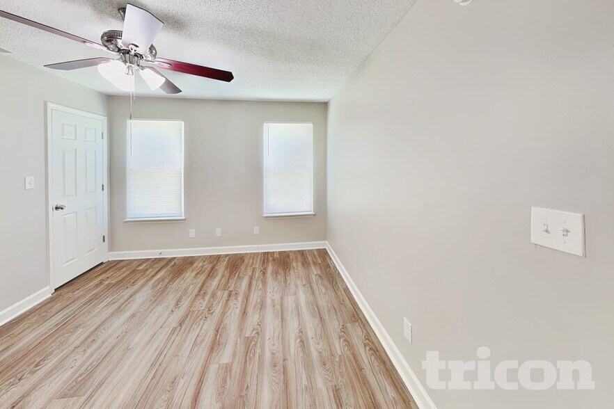 Building Photo - 809 Valley Creek Dr