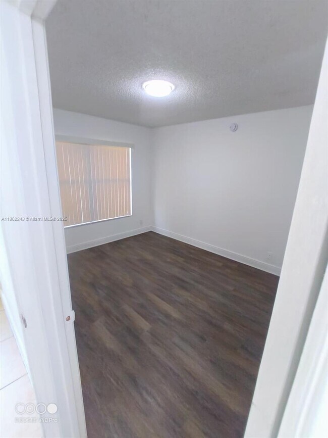 Building Photo - 1484 Lake Crystal Dr