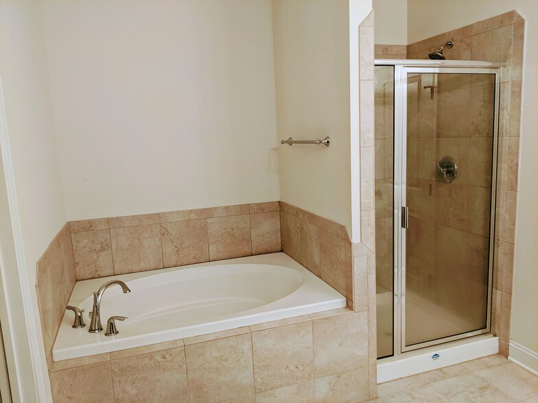 MASTER BATH - 5215 Bedford Falls Cir