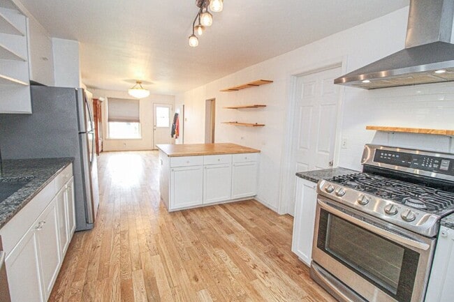 Building Photo - 1421 Grand Ave