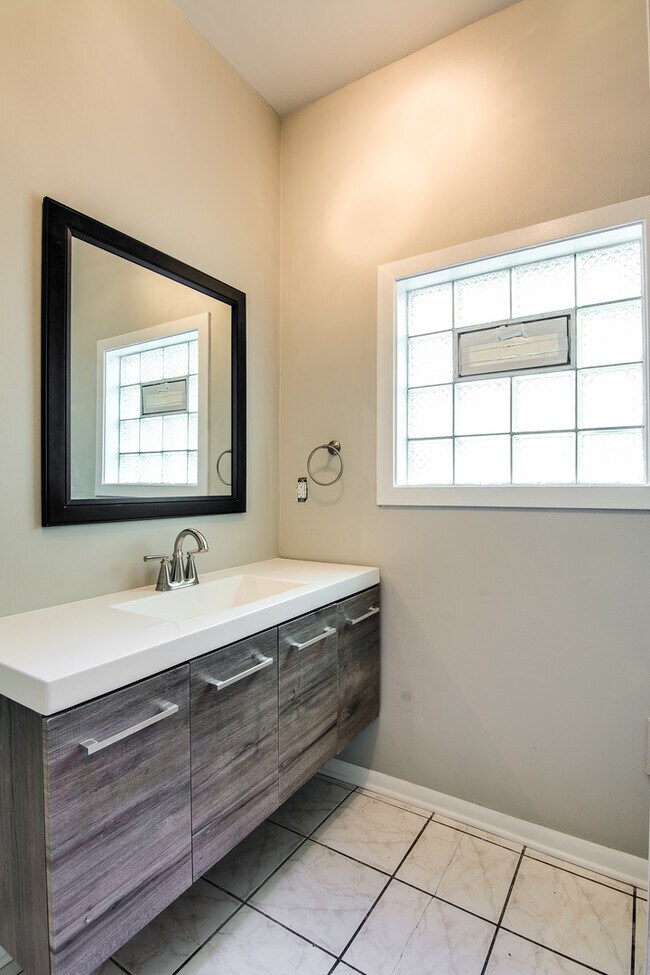 Building Photo - 1825 N Kedzie Ave