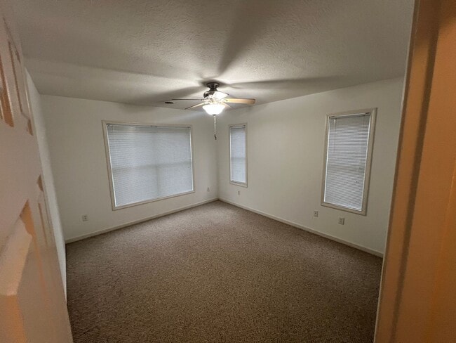 Building Photo - Townhouse Located at Pikes Place