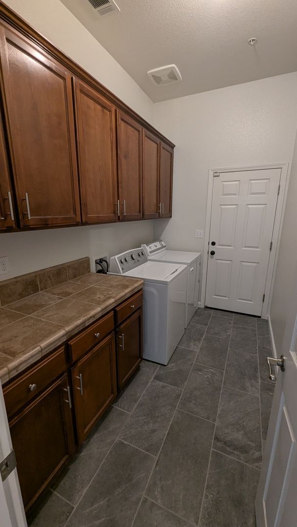 Building Photo - Immaculate 4 Bedroom 2.5 Bath Home in Sierra Meadows