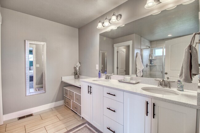 Building Photo - 8636 N Cypress Alley