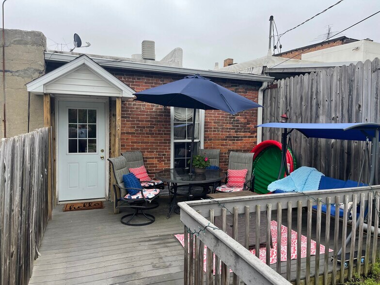 patio - 118 E Main St