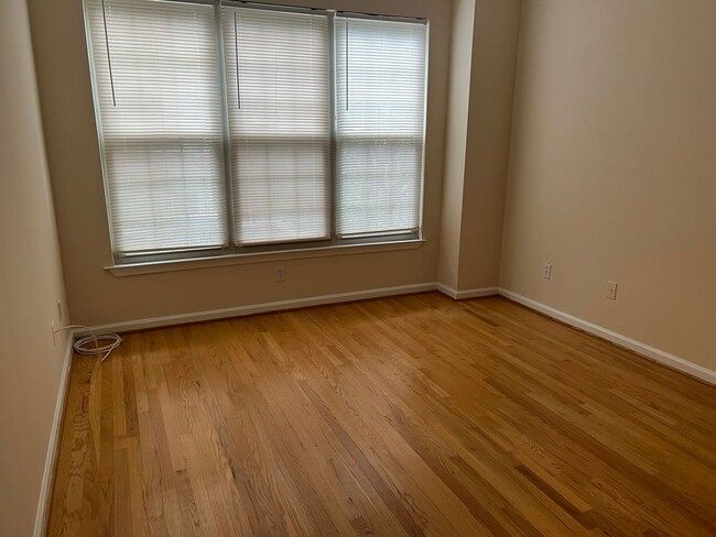 Building Photo - Commuter's Dream with Easy Living