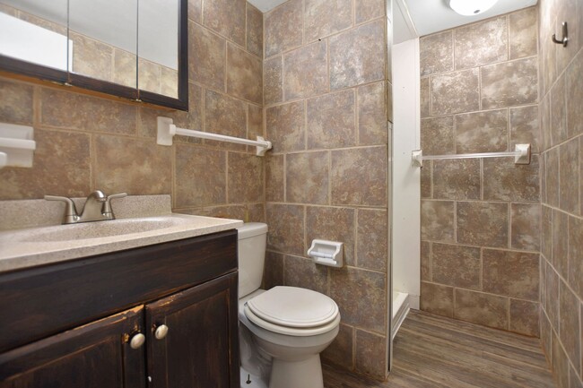 Building Photo - Pet Friendly Three Bedroom!
