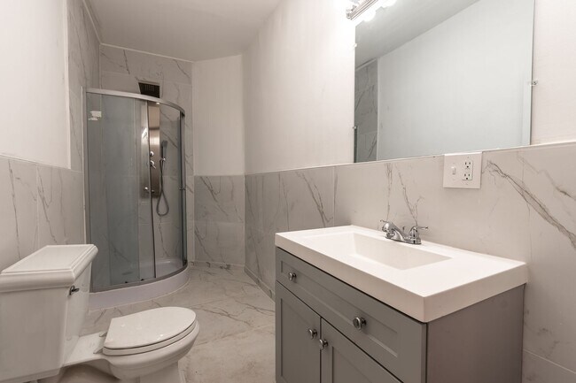 Building Photo - Urban Elegance in the Heart of the South Side