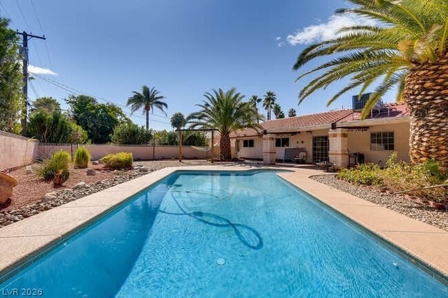 Building Photo - 1505 Strong Dr