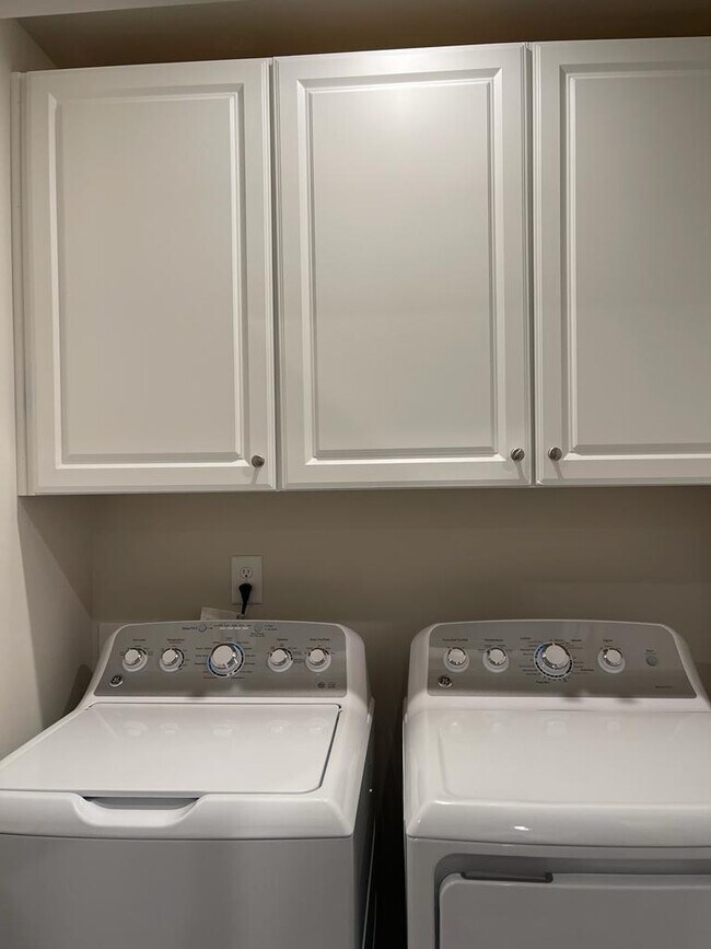 Building Photo - Room in Duplex on Romeria Dr