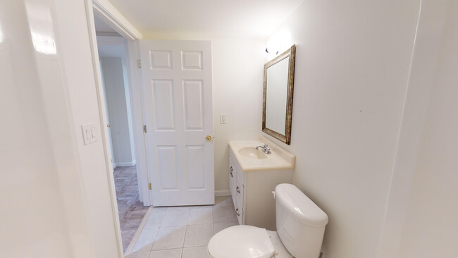 Private bathroom - 1267 Wynford Colony SW