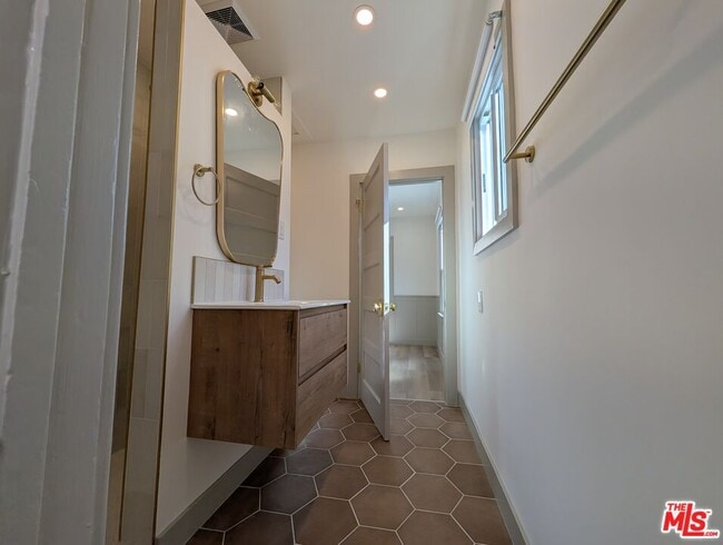 Building Photo - 1015 Granville Ave