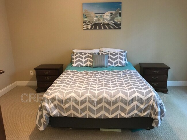 Building Photo - 4055 Hartland St