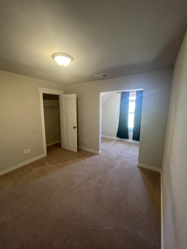 Building Photo - 3037 Commonwealth Dr