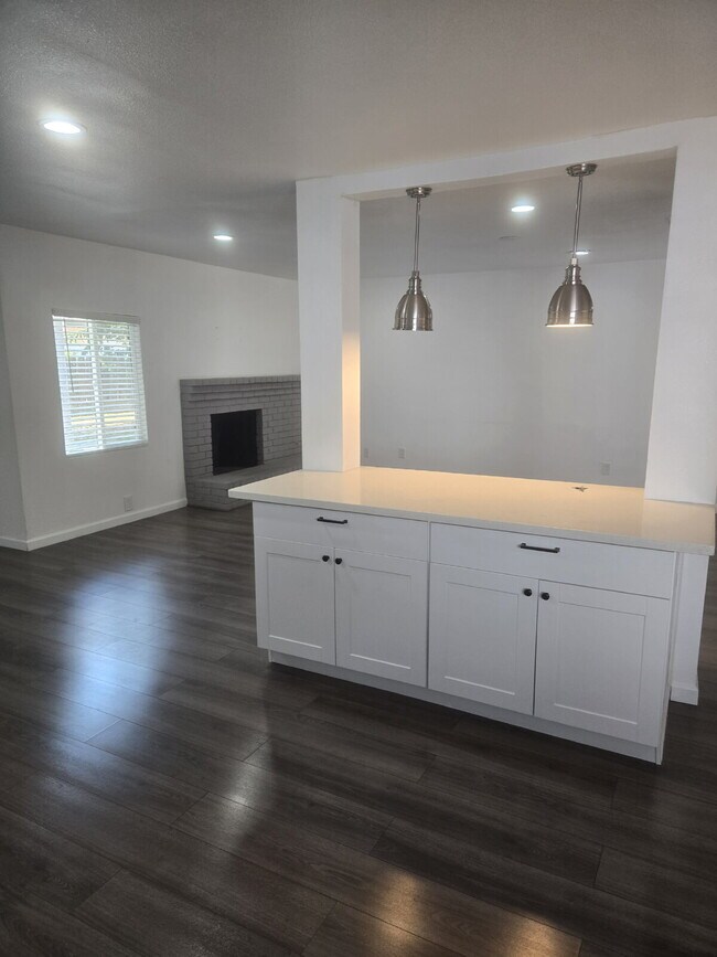 Building Photo - Fully Renovated Four Bedroom Home, Highly ...