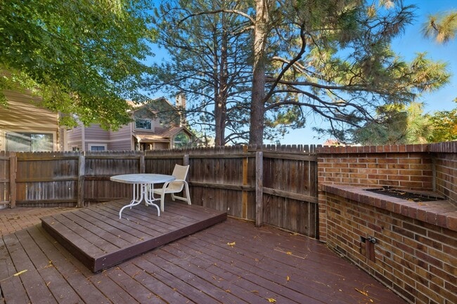 Building Photo - Deer Pointe Village Townhome Feautures 2 P...