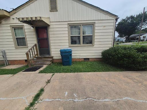 Building Photo - 1712 Pinewood Dr