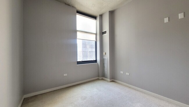 Building Photo - 235 W Van Buren St