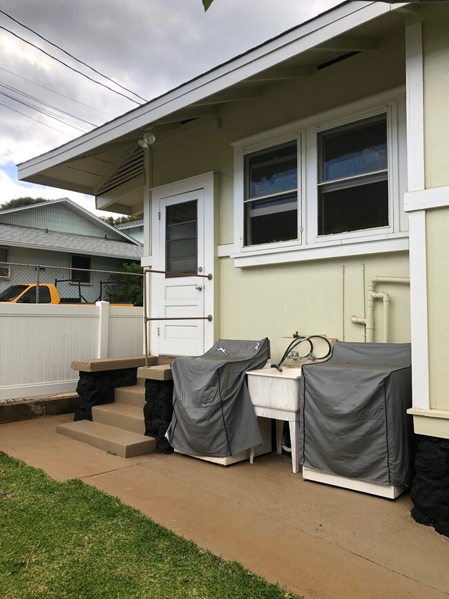 Building Photo - Charming Studio w/ Full Kitchen in Kaimuki!