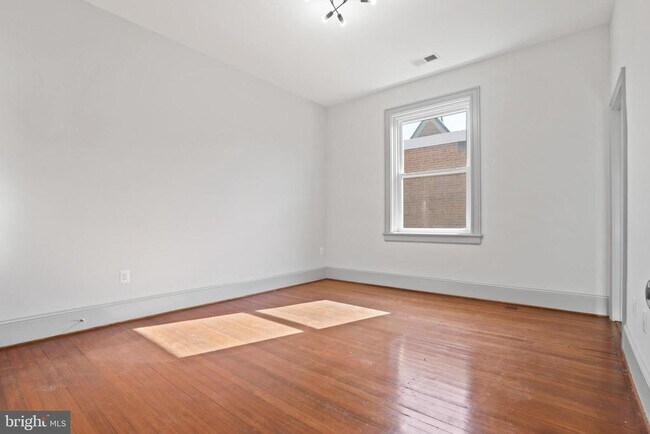Building Photo - 812 Park Ave