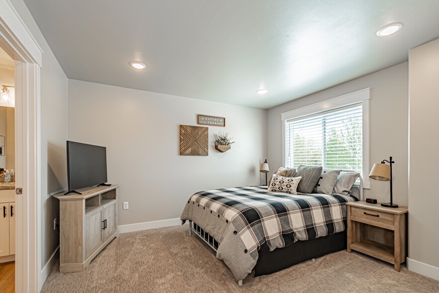 Building Photo - 380 S 3rd W