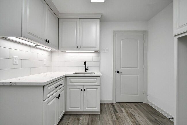 Building Photo - 1805 East Ave